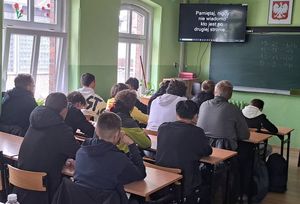 Policjantka odwiedziła jedną ze szkół średnich powiatu dzierżoniowskiego