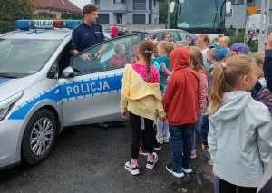 Policjant prowadzi zajęcia w ramach programu &quot;Bezpieczna droga do szkoły&quot;