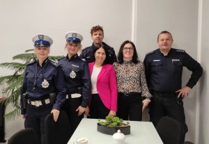 Dzielnicowi i policjantki z Wydziału Ruchu Drogowego spotkali się z dziećmi i seniorami w Olesznej