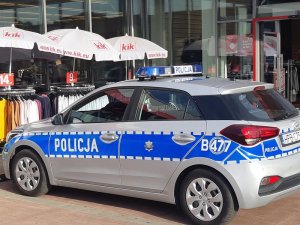 Radiowóz przed sklepem