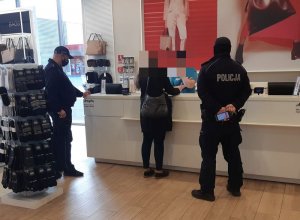 Kontrole sklepów z pracownikiem Sanepidu