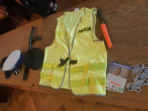 Atrybuty policjanta, odblaski i ulotki