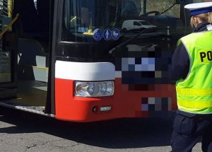 Policjantka przy autobusie