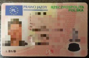 Złe parkowanie powodem ujawnienia podrobionego prawa jazdy