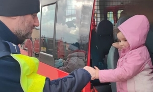 Kolejne dni działań dolnośląskich policjantów w strefie przygranicznej. Niesienie pomocy potrzebującym to nasz priorytet