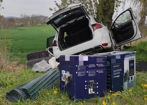 Dzierżoniowscy policjanci po szaleńczym pościgu zatrzymali mężczyznę, który wcześniej dokonał kradzieży na terenie Ząbkowic Śląskich!