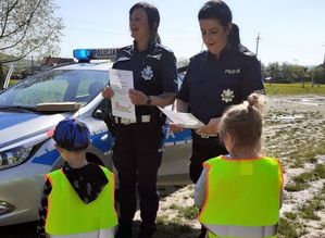 Policjantki RD prowadzą prelekcję dla przedszkolaków