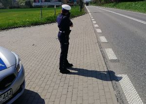 Policjanci prowadza nadzór nad RD