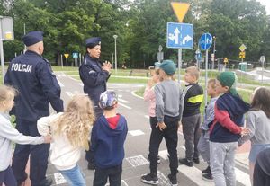 Policjanci prowadzą zajęcia profilaktyczne