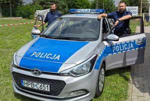 Policjanci przy radiowozie