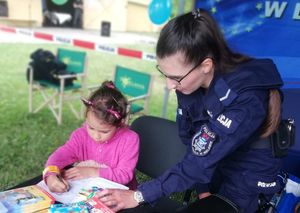 Policjanci na festynie &quot;bezpieczne wakacje&quot;