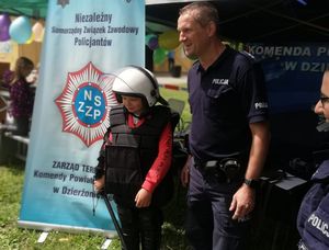 Policjanci na festynie &quot;bezpieczne wakacje&quot;