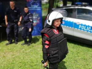 Policjanci na festynie &quot;bezpieczne wakacje&quot;