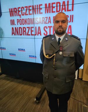 ODZNAKA IMIENIA PODKOMISARZA POLICJI ANDRZEJA STRUJA PRZYZNANA 2 DZIERŻONIOWSKIM POLICJANTOM