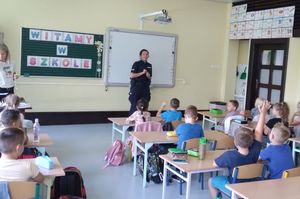 Policjanci z Dzierżoniowa i Niemczy w ramach programu „Bezpieczna Droga do Szkoły” edukowali dzieci