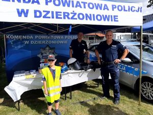 Festyn rodzinny na ulicy Słowiańskiej w Bielawie z udziałem policjantów