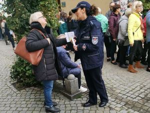 Polonez seniorów był okazją do realizowania przez policjantów wojewódzkiego programu profilaktycznego „Wzorowy senior.”