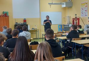 Policjantka odwiedziła młodzież z „Radiobudy”