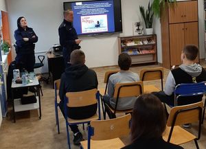 Policjanci prowadzą pogadankę