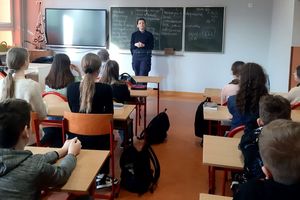 Policjantka prowadzi pogadankę