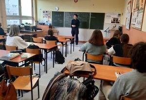 Policjantka prowadzi pogadankę