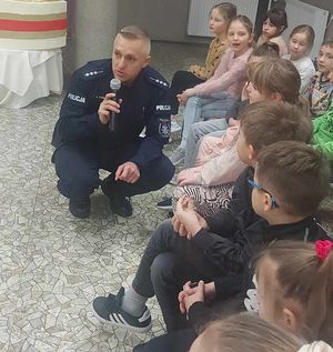 Dzielnicowi i profilaktyk prowadzą prelekcje na temat bezpiecznych ferii