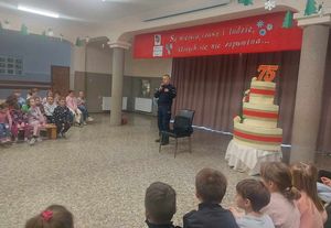 Dzielnicowi i profilaktyk prowadzą prelekcje na temat bezpiecznych ferii