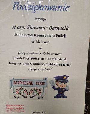 Dzielnicowi i profilaktyk prowadzą prelekcje na temat bezpiecznych ferii