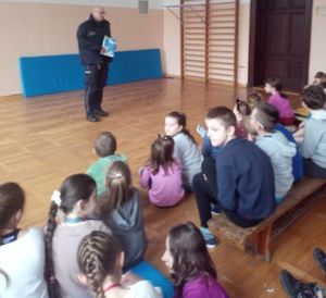 Dzielnicowi i profilaktyk prowadzą prelekcje na temat bezpiecznych ferii