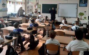 Dzielnicowi i profilaktyk prowadzą prelekcje na temat bezpiecznych ferii