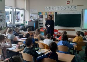 Dzielnicowi i profilaktyk prowadzą prelekcje na temat bezpiecznych ferii