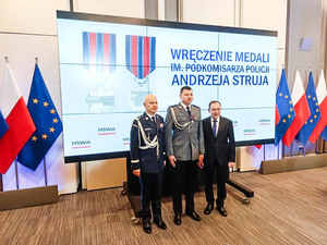 24 DOLNOŚLĄSKICH POLICJANTÓW WYRÓŻNIONYCH ODZNAKĄ IMIENIA PODKOMISARZA POLICJI ANDRZEJA STRUJA