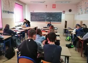 Policjantki w dzierżoniowskim Zespole Szkół nr 2