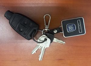 17 marca mężczyzna przyniósł do Komendy Powiatowej Policji klucze wraz z brelokiem. Pęk leżał na ulicy Świdnickiej w Dzierżoniowie.
Policjanci starali się ustalić dane osoby, która zgubiła klucze. Dotychczas podjęte czynności nie przyczyniły się jednak do jej odnalezienia. Prawowity właściciel proszony jest po odbiór zguby.
Bliższych informacji w tej sprawie udziela dzielnicowy Paweł Szober tel. komórkowy: 47 87 542 22.

nadkom. Marcin Ząbek
KPP Dzierżoniów