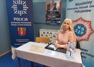 Policjanci na targach pracy