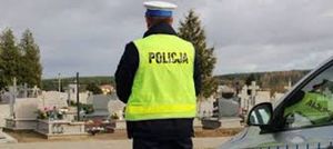 Policjant przy cmentarzu