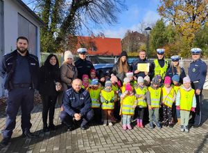 Funkcjonariuszy pieszyckiego Posterunku Policji odwiedziły dzieci z Niepublicznej Szkoły Podstawowej z Oddziałami Przedszkolnymi