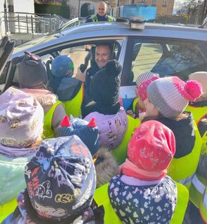 Funkcjonariuszy pieszyckiego Posterunku Policji odwiedziły dzieci z Niepublicznej Szkoły Podstawowej z Oddziałami Przedszkolnymi