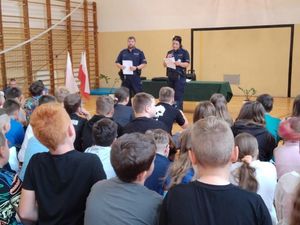 Policjanci z Piławy Górnej z wizytą na pikniku i w Szkole Podstawowej imienia Krzysztofa Kamila Baczyńskiego