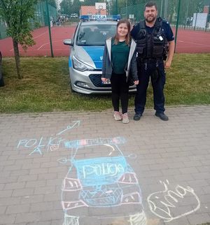 Policjanci z Piławy Górnej z wizytą na pikniku i w Szkole Podstawowej imienia Krzysztofa Kamila Baczyńskiego