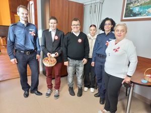 Komendanci Powiatowi Policji obdarowani kotylionami przez młodzież