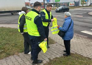 Wspólne przedsięwzięcie Starostwa Powiatowego i lokalnych policjantów dla bezpieczeństwa w ruchu drogowym