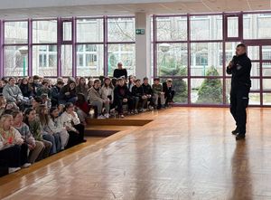 Dzielnicowi z Dzierżoniowa przeprowadzili zajęcia edukacyjne dla uczniów w ramach akcji &quot;Bezpieczne Ferie&quot;