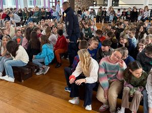 Dzielnicowi z Dzierżoniowa przeprowadzili zajęcia edukacyjne dla uczniów w ramach akcji &quot;Bezpieczne Ferie&quot;