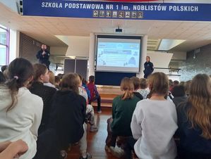 Dzielnicowi z Dzierżoniowa przeprowadzili zajęcia edukacyjne dla uczniów w ramach akcji &quot;Bezpieczne Ferie&quot;