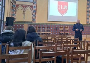 Policjanci z wizytą w klasach maturalnych I Liceum Ogólnokształcącego imienia Jędrzeja Śniadeckiego