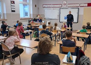 Edukacja na rzecz bezpieczeństwa w trakcie ferii – policjanci w szkołach podstawowych