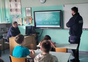 Edukacja na rzecz bezpieczeństwa w trakcie ferii – policjanci w szkołach podstawowych