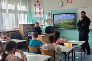 Edukacja na rzecz bezpieczeństwa w trakcie ferii – policjanci w szkołach podstawowych