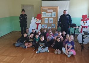 Edukacja na rzecz bezpieczeństwa w trakcie ferii – policjanci w szkołach podstawowych